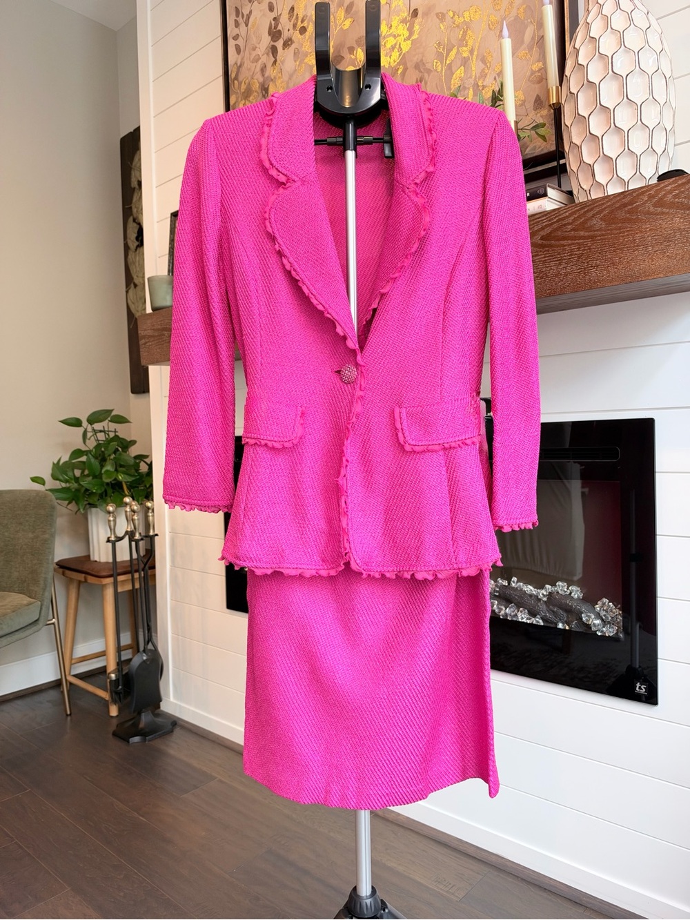 ST. JOHN size 6, Women's Pink Tailored Jacket & Skirt Suit